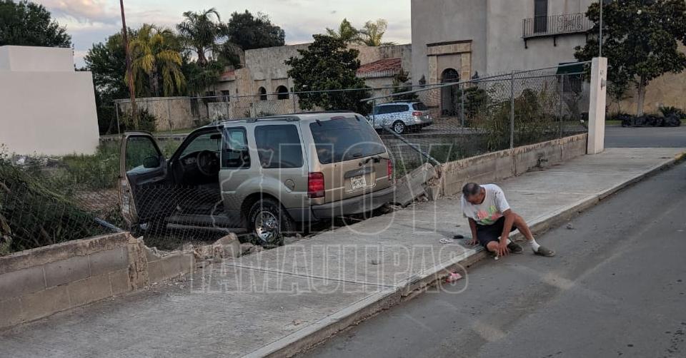 Hoy Tamaulipas - Ebrio derriba barda con camioneta en Nuevo Laredo