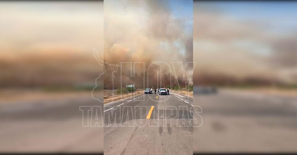Cierran la Carretera Victoria-Matamoros por voraz incendio