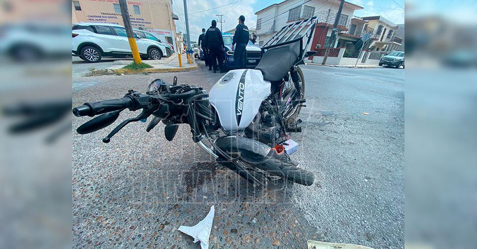 Sufre posible traumatismo de cráneo motociclista al ser impactado en Matamoros