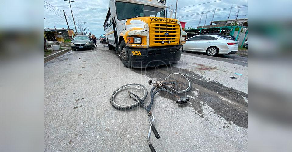 Microbús embiste a ciclista en Matamoros