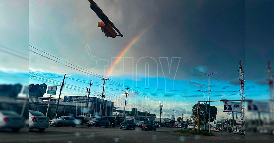 Arcoris con cielo nublado