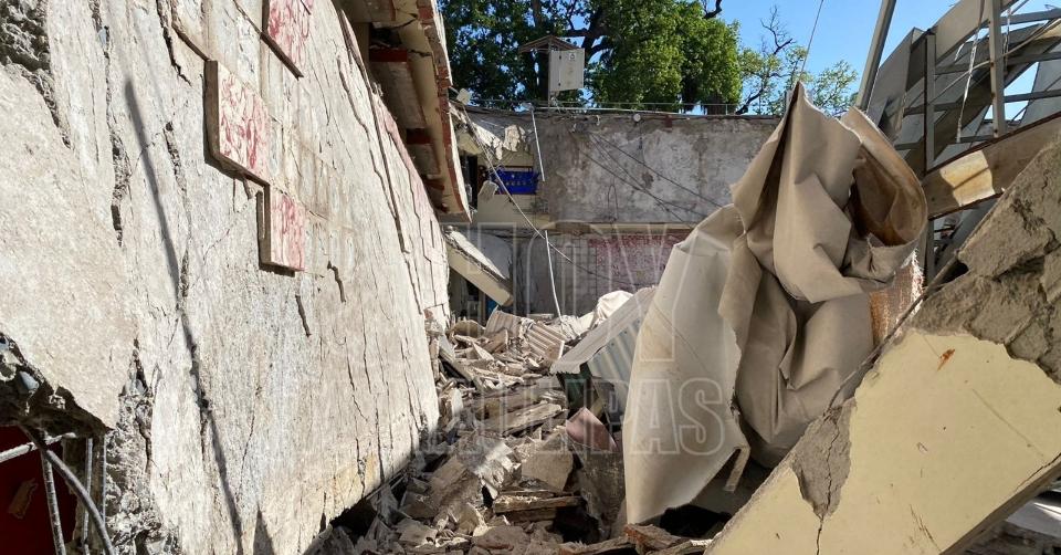 Se cae techumbre del Colegio Repiso en Victoria; tres atrapados