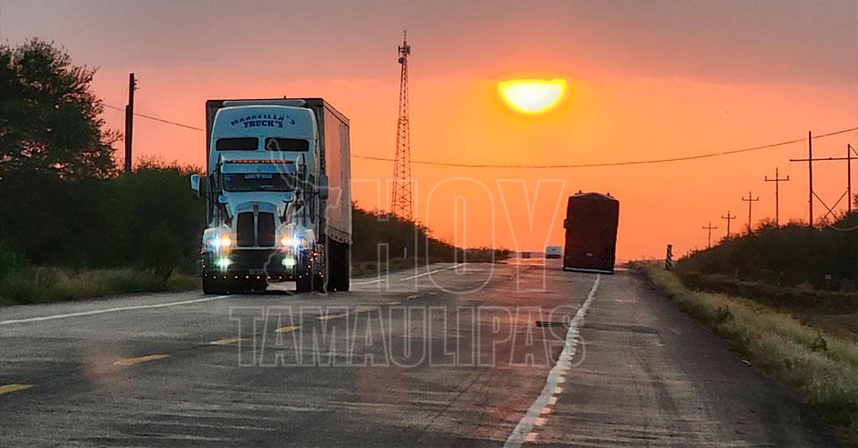 Atardecer en la carretera