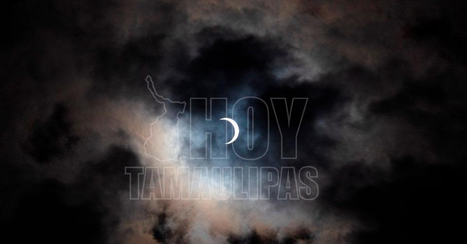 Eclipse entre nubes