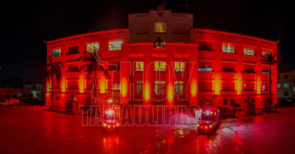 Se pinto de rojo el Palacio de Gobierno de Tamaulipas