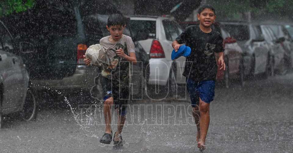 Risas bajo la lluvia