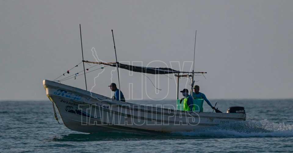 Pescadores retoman su faena en altamar