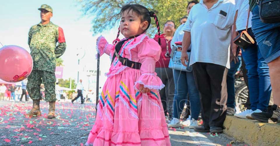 Pequea espectadora del 20 de Noviembre