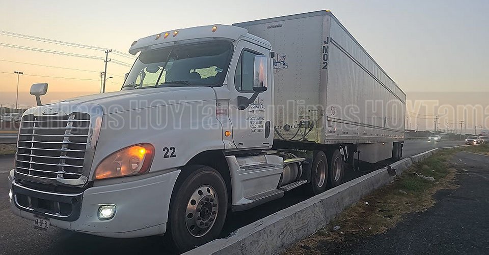 Cambio de carril intempestivo desata carambola con tr�iler en Nuevo Laredo