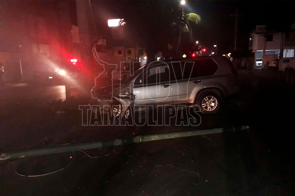 Hoy Tamaulipas Choca Con Poste En Madero Y Huye Abandonando La